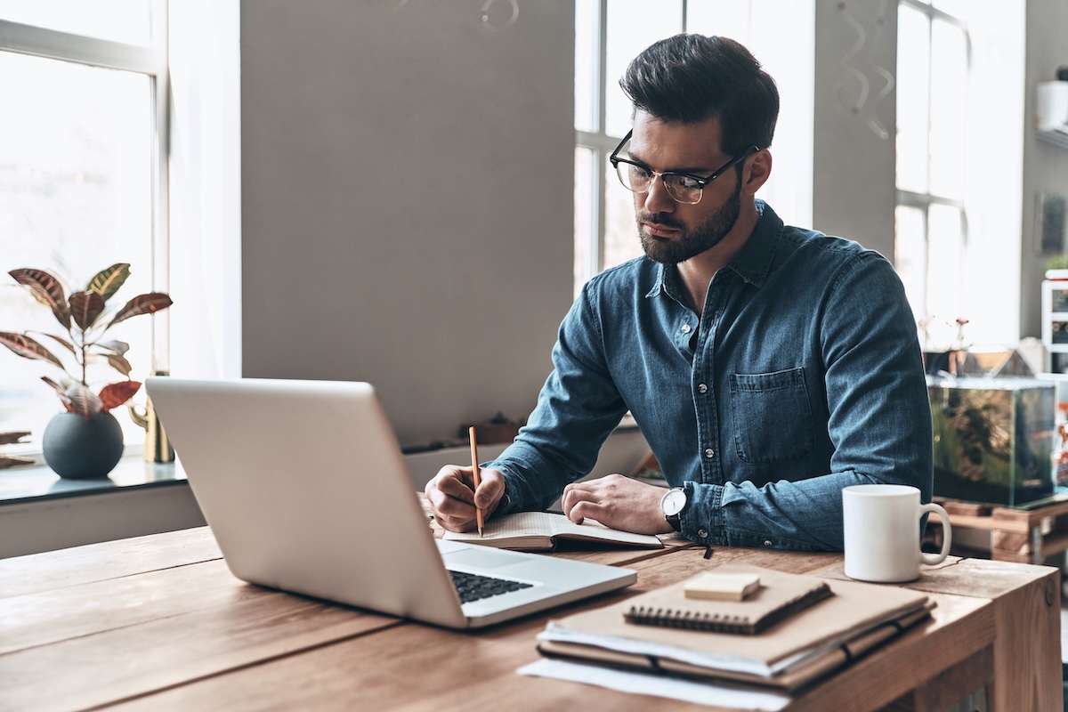A man learning with online content